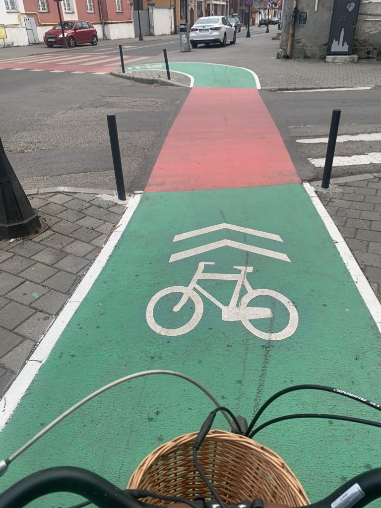 „Trebuie să cobori sau ai prioritate?” Marcajele pentru bicicliști din Baia Mare au creat confuzie totală