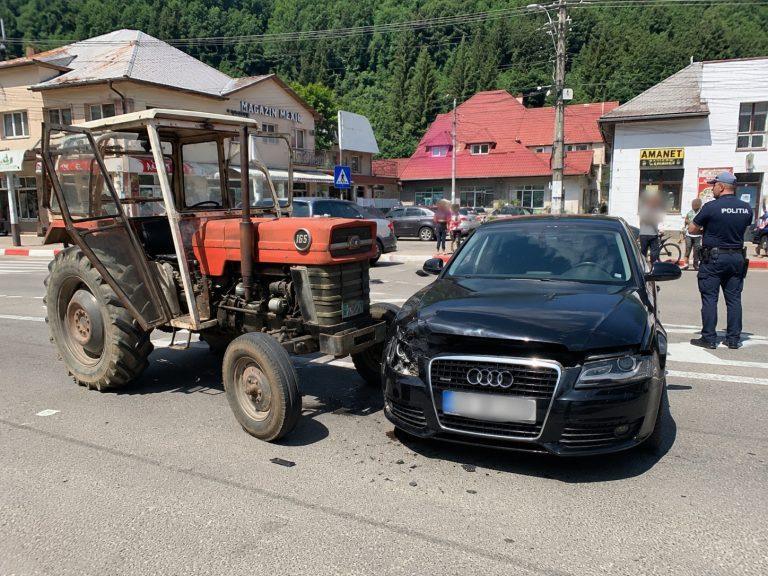 A ieșit cu tractorul din parcarea de la Moisei și a lovit o mașină: ce-au descoperit polițiștii despre șofer