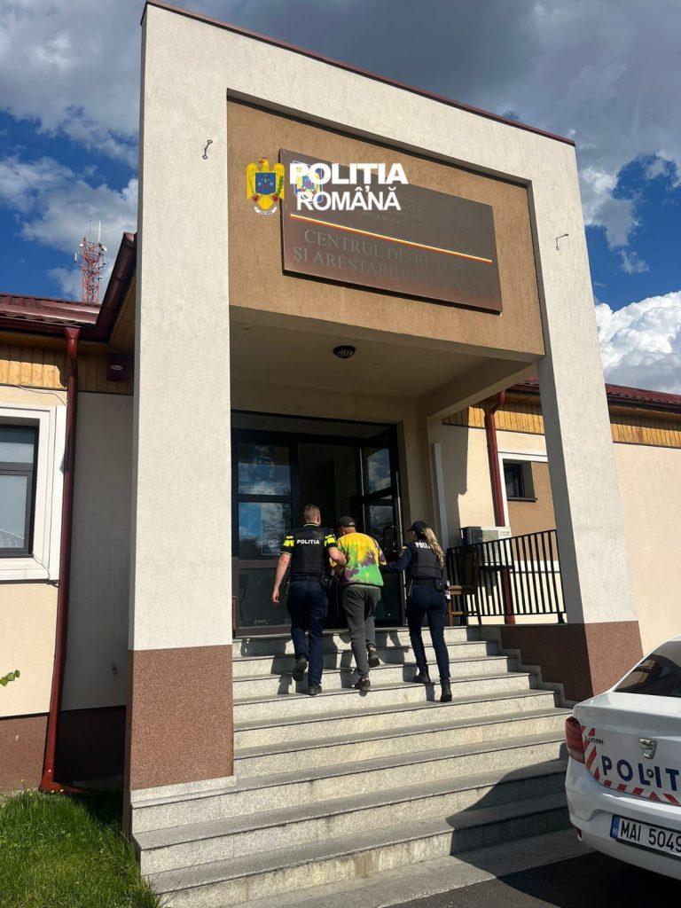INCREDIBIL: Tânărul care a distrus o troiță și un podeț de lemn în Berbești, reținut. Avea 2,58 g/l alcool în sânge