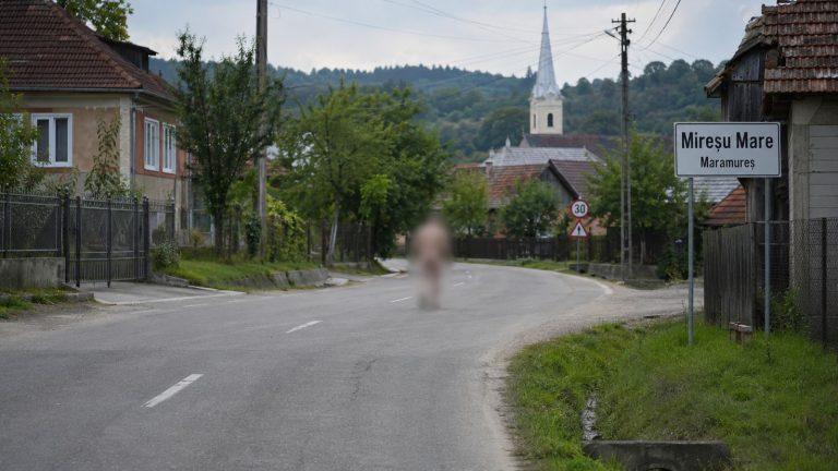 Scene greu de explicat la Mireșu Mare: bărbat ieșit băut și fără haine pe drumul public