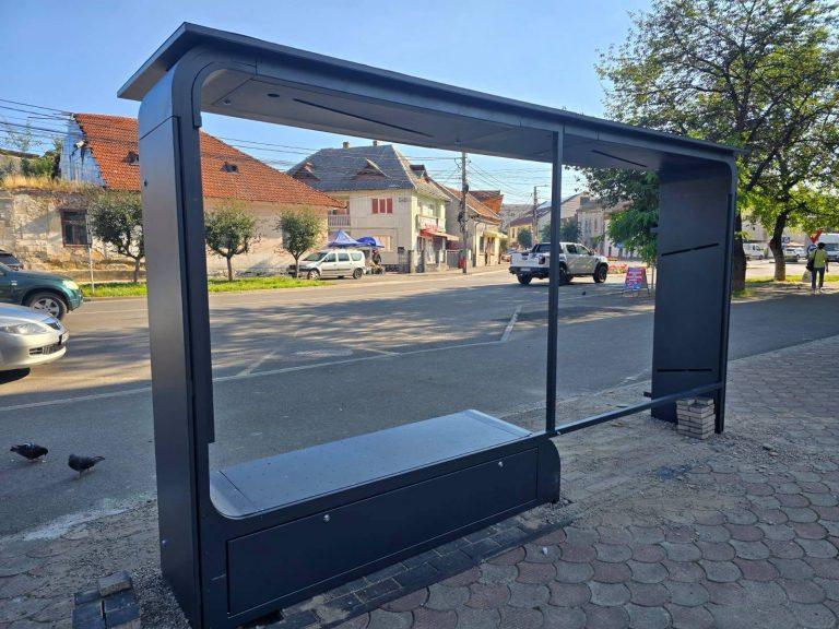 Au început să apară noile stații de autobuz în Sighet: Wi-Fi, prize USB și informații în timp real