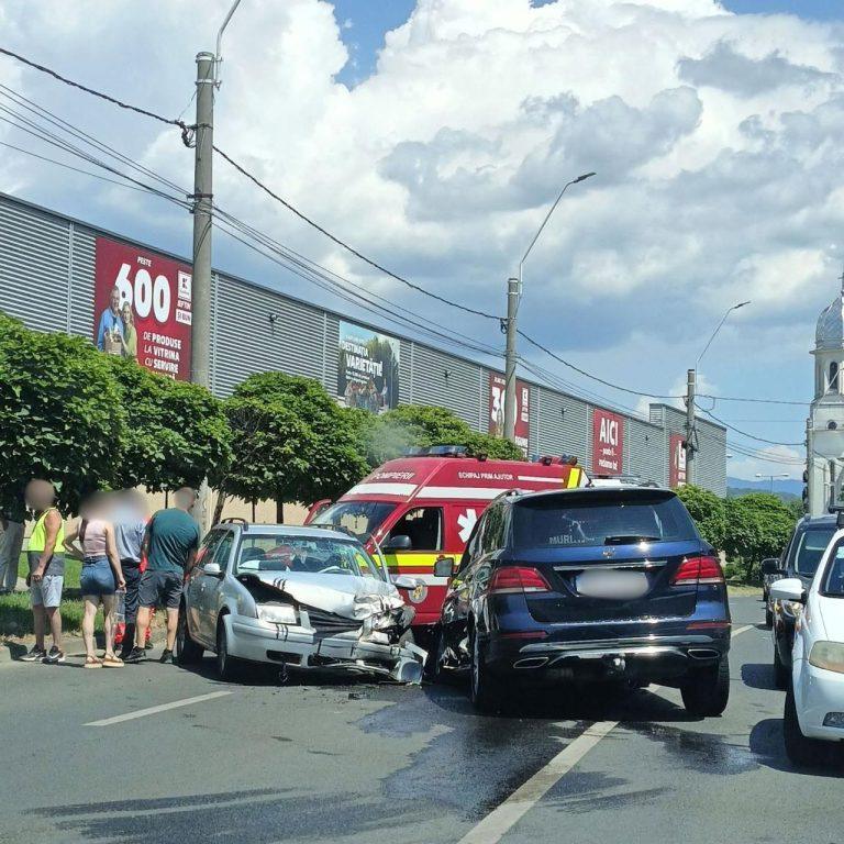 Impact între două autoturisme pe str. George Coșbuc din Baia Mare: ambii șoferi au fost testați cu etilotestul