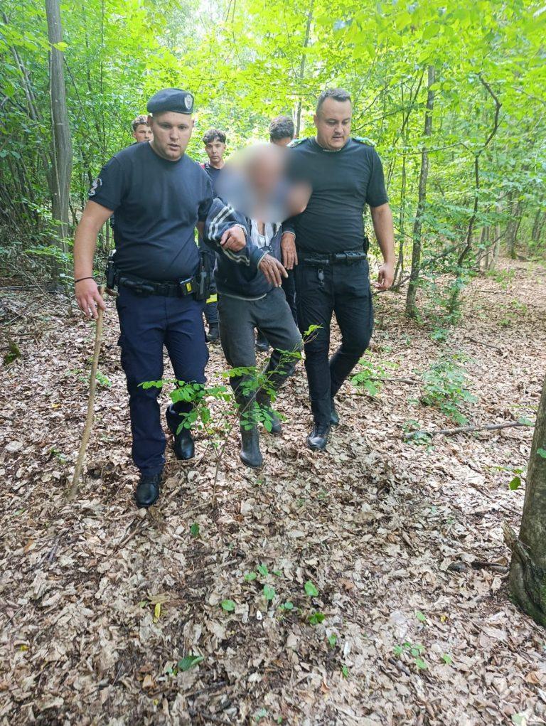 S-a rătăcit în pădure și i s-a făcut rău: bărbat de 77 de ani, găsit de jandarmi la Vișeu de Sus