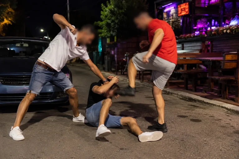 Scandal în fața unui local din Rozavlea: doi tineri „au băgat” în spital victima după ce ar fi lovit-o cu putere