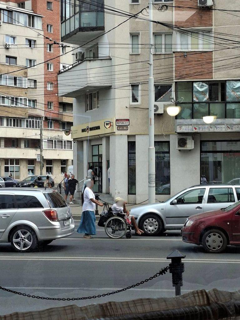 Copil în scaun cu rotile, la cerșit printre mașinile din Baia Mare: cum a reacționat Poliția Locală
