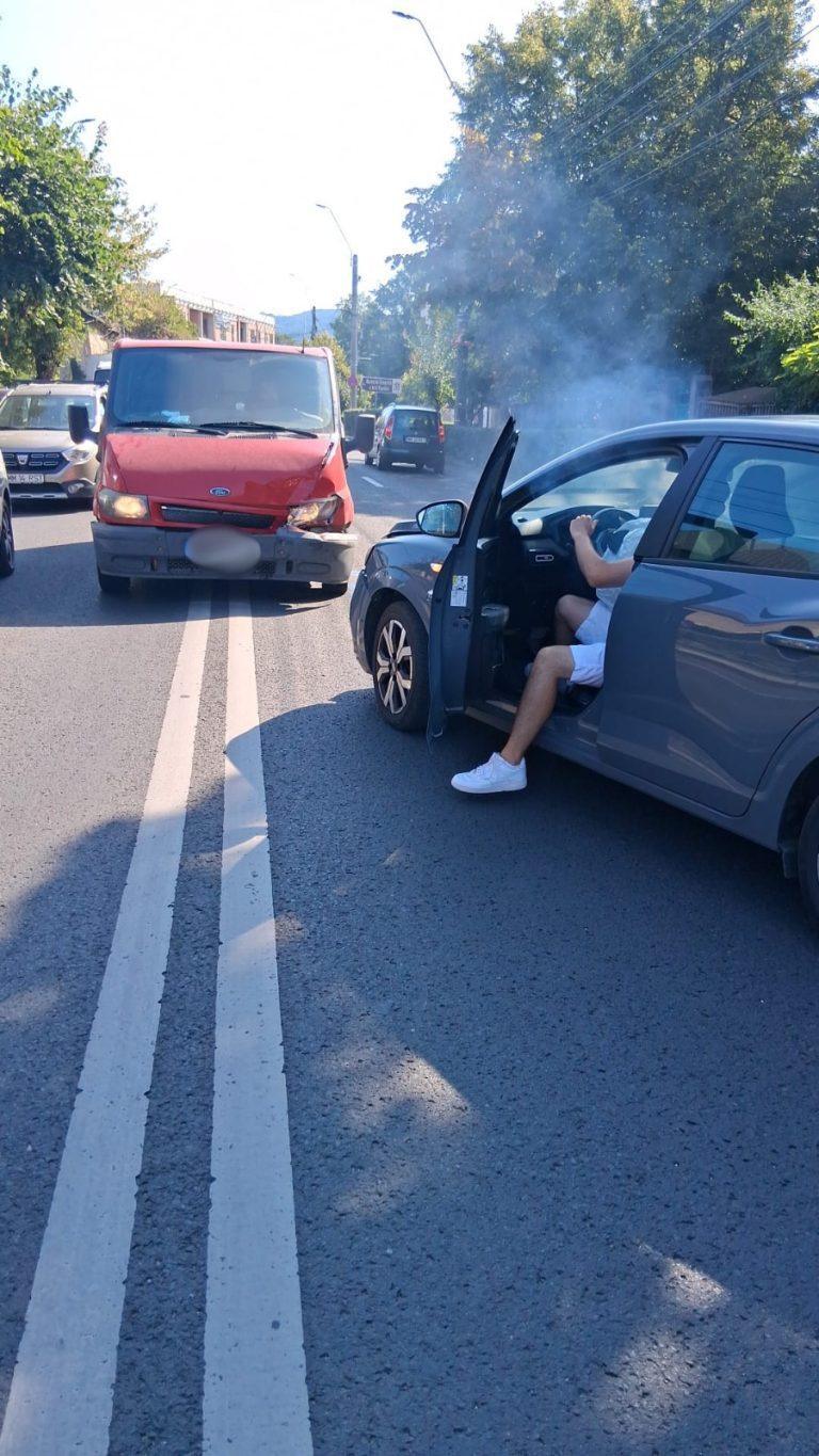 FOTO Accident în zona Mon Caprice din Baia Mare: șoferul unei dube ar fi pătruns pe sensul opus