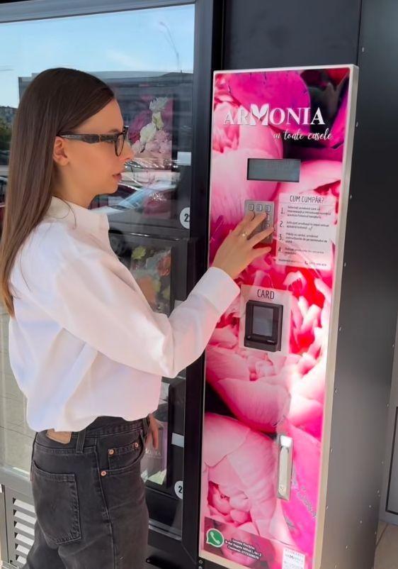 Flori la orice oră? De acum, la Baia Mare, le poți lua din tonomatul cu aranjamente florale de la florăria Armonia