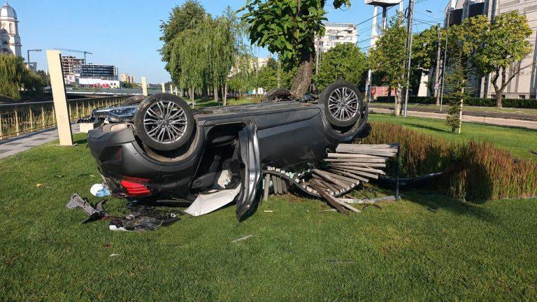 Scene șocante în Baia Mare: șofer băut, răsturnat cu mașina lângă locul de joacă de pe malul Săsarului