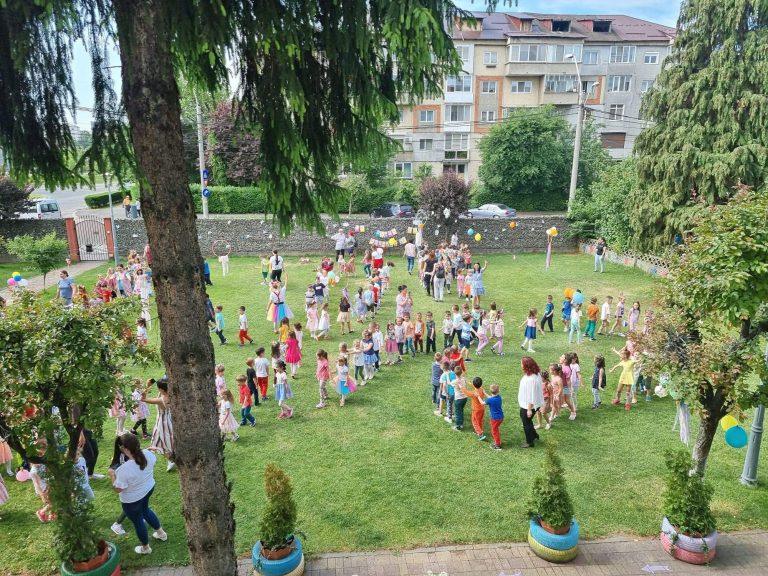 Se fac angajări la o grădiniță din Baia Mare: sunt suficiente minimum 10 clase și nu se cere vechime